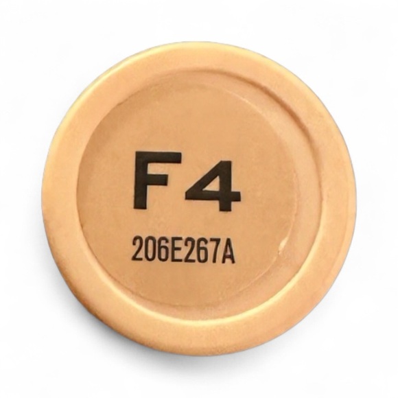 Makeup Revolution Concealer in color F4 - Picture 4 of 4